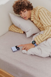 lifestyle_galaxy_zflip4_blue_watch5_sapphire_Samsung