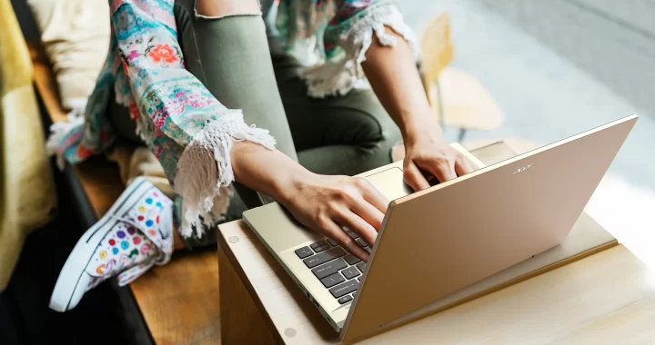 Hay un mar de bienestar emocional que puedes navegar con ayuda de tu laptop